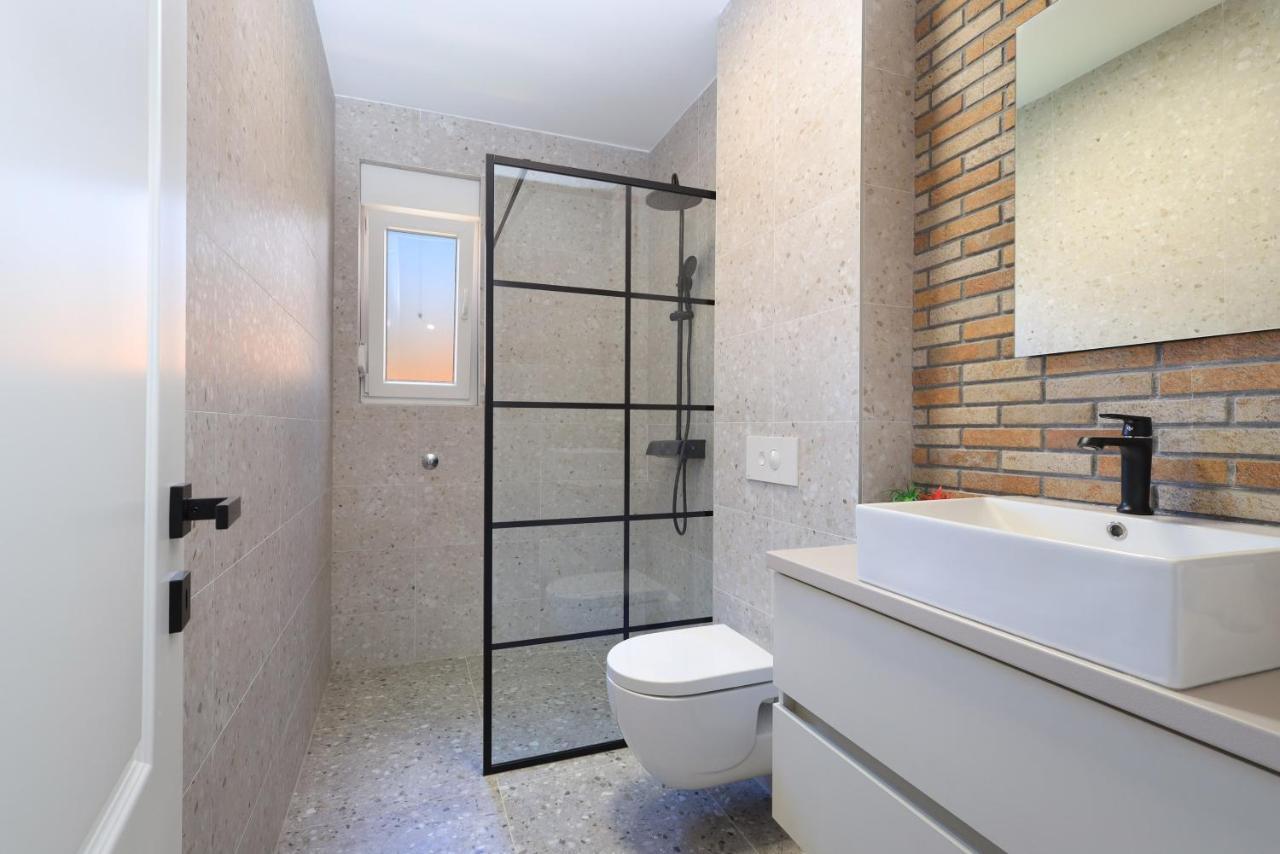 Bonaca Apartments With Terrace And Private Parking Kaštela Εξωτερικό φωτογραφία