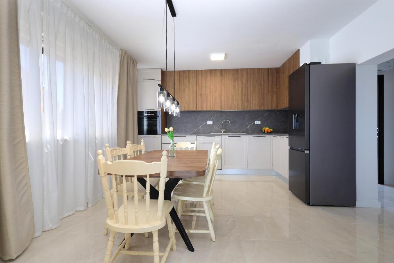 Bonaca Apartments With Terrace And Private Parking Kaštela Εξωτερικό φωτογραφία